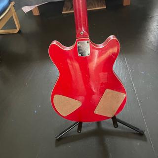 I repaired my old red guitar.